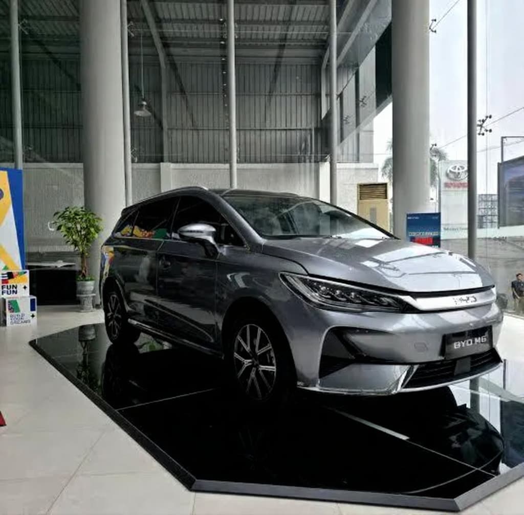 BYD M6 MPV for rent !!